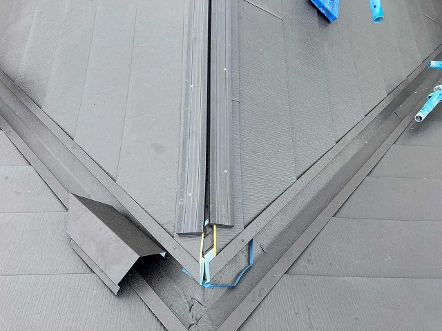 貫板を設置後に棟板金を施工